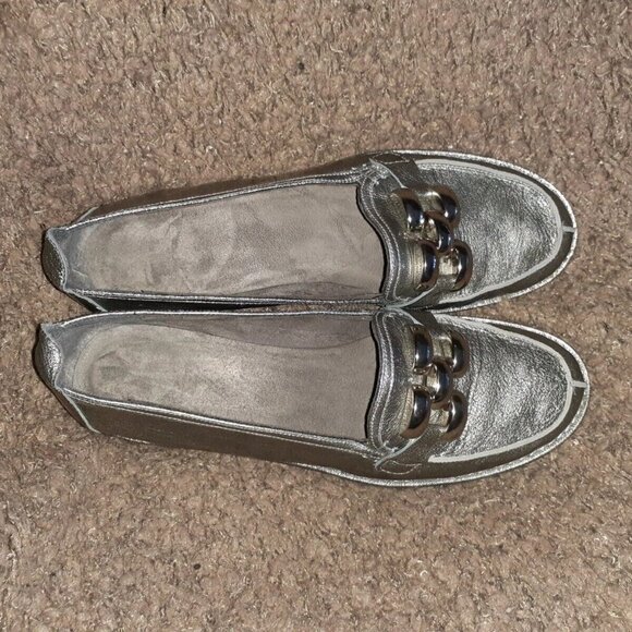 STUART WEITZMAN-Silver Patent Leather-Gloss Coated-Chunky Chain-Sz 8.5-NEAR MINT - Picture 6 of 7